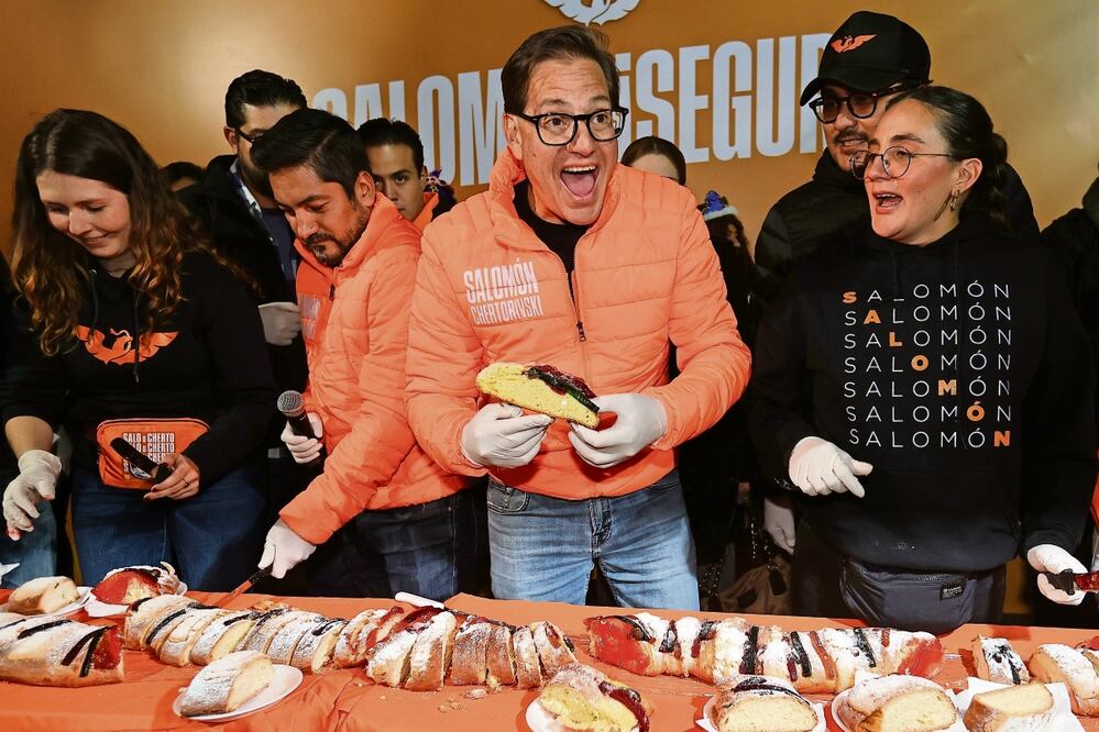 Salomón Chertorivski cerró su precampaña con la partida de rosca de Reyes y rodeado de niños y vecinos de la alcaldía Venustiano Carranza. Foto: Berenice Fregoso | El Universal