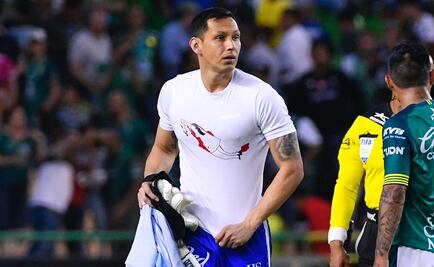 Goalkeeper Rodolfo Cota protests against femicide in Mexico