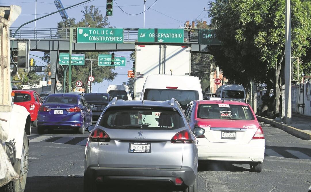 Al manejar por Constituyentes, viajeros se cruzan con obras, trabajadores y maquinaria, lo que ocasiona congestionamiento vial. Foto: Carlos Mejía/ EL UNIVERSAL