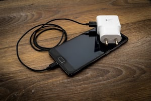 Cómo distinguir un cargador pirata de celular