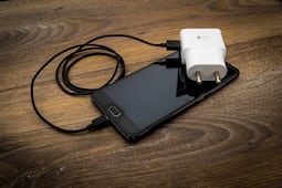 Cómo distinguir un cargador pirata de celular