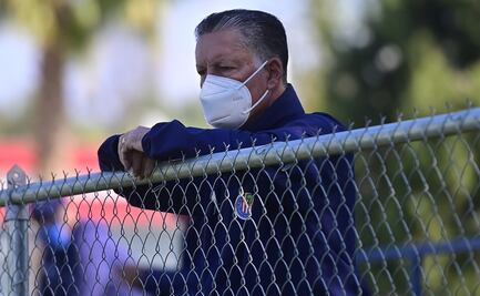 Chivas ya evalúa la continuidad de Ricardo Peláez