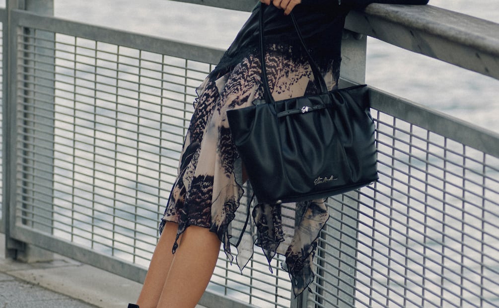 Bolsa bdandel negra, precio 2,599
Foto: Cortesía Steve Madden