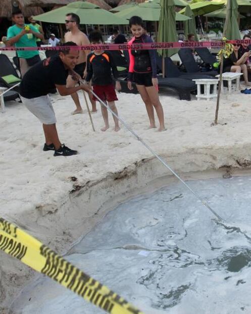 Se abre socavón en Playa del Carmen, a metros del mar