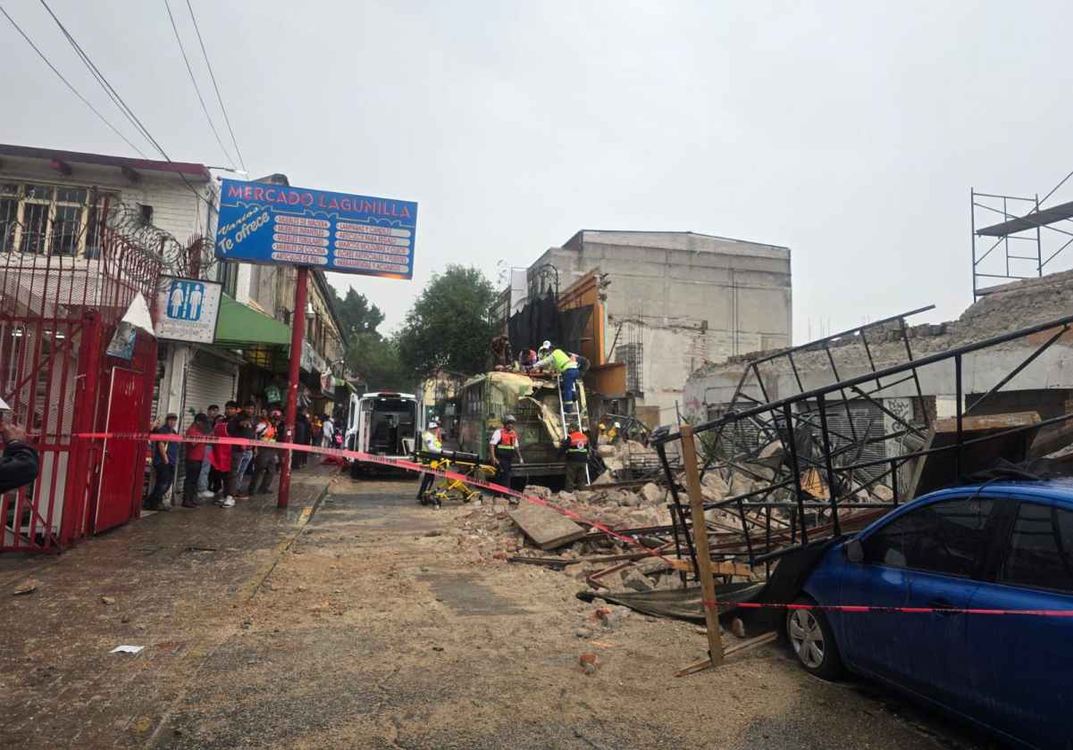 Derrumbe de barda en el Centro Histórico deja al menos 3 lesionados