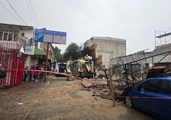 Derrumbe de barda en el Centro Histórico deja al menos seis lesionados; cae sobre transporte público y vehículos