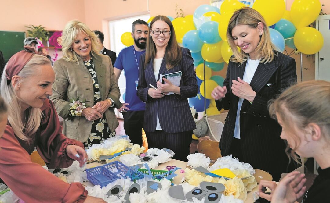 La primera dama de Estados Unidos, Jill Biden (izq.), y Olena Zelenska, esposa del presidente ucraniano Volodimir Zelensky, en una escuela en Uzhhorod, ayer. Foto: SUSAN WALSH. AP 
