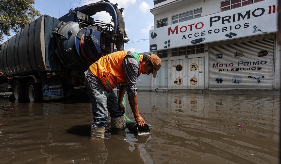Los estragos por la inundación tras las fuertes lluvias del fin de semana continúan en Nezahualcóyotl, Estado de México, el 30 de septiembre de 2025. Foto: Gabriel Pano/EL UNIVERSAL