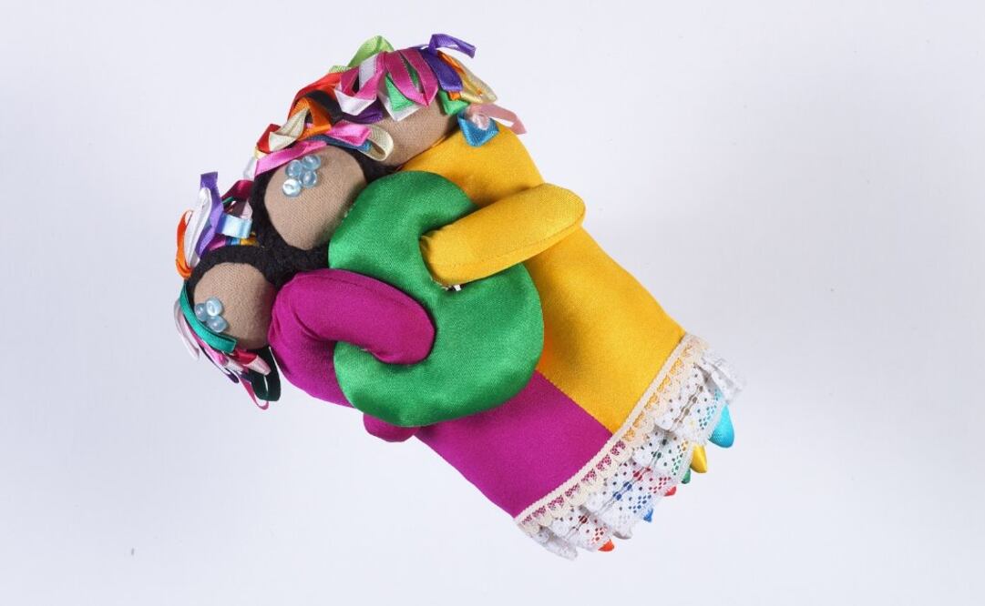 A 30 años del terremoto del 85 recogemos testimonios de cómo el arte se convirtió en fuente de liberación y ayuda ante el dolor. Vicente Rojo repite la palabra “conmovedor” al recordar el momento cuando, en medio de la tragedia que los sismos  de 1985 dejaron, las mujeres costureras emprendieron un proyecto para recuperarse. Las sobrevivientes, porque muchas quedaron atrapadas, crearon muñecas que vendieron y con esto sacaron adelante su cooperativa.
FOTO: ESPECIAL