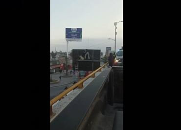 ¡¿Qué hacía ahí?! Rescatan a perrito que estaba en la parte alta de una señal vial en SLP