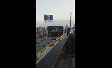 ¡¿Qué hacía ahí?! Rescatan a perrito que estaba en la parte alta de una señal vial en SLP