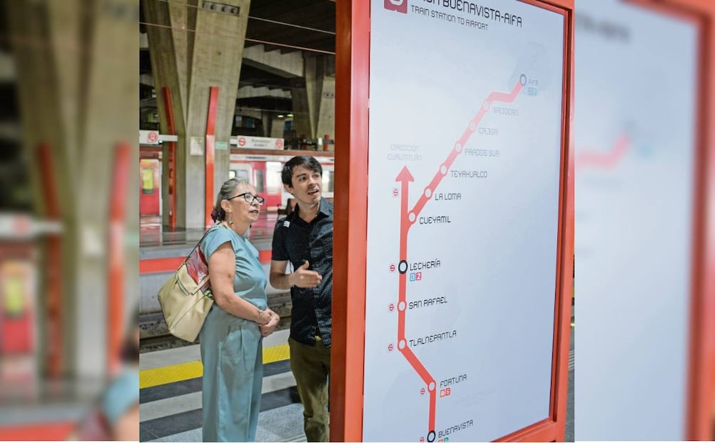 Algunas personas checaron las rutas para no equivocarse de tren. Foto: Santiago Cadena / EL UNIVERSAL