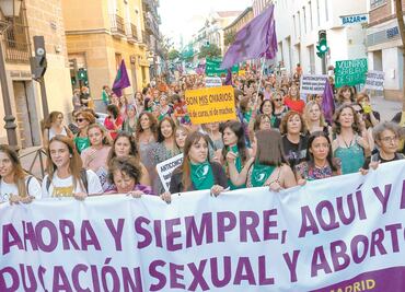 España anuncia reforma a la ley del aborto; eliminará el consentimiento paterno