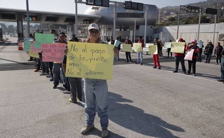 Campesinos protestan en caseta de la México-Cuernavaca