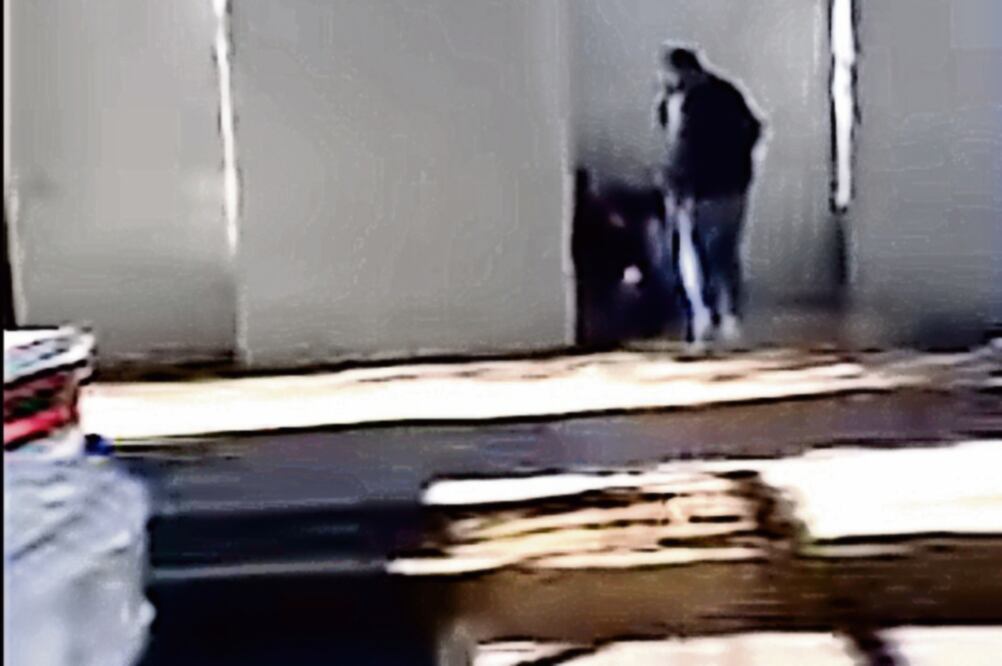 El viernes se viralizó un video donde se observa cómo el guarura de un Ferrari rojo baja de su auto a un hombre, lo arrincona y lo golpea (FOTO TOMADA DE REDES SOCIALES)