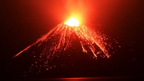 Tsunami en Indonesia: el volcán Krakatoa entra "en una nueva fase mortal"