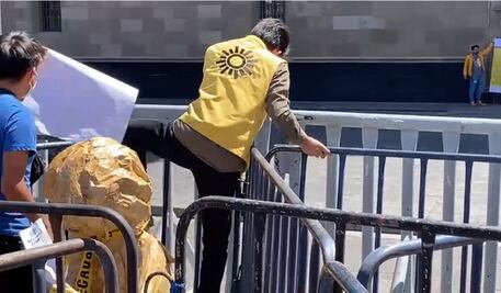 Perredistas saltan vallas en Palacio Nacional, para protestar por desaparición de escuelas de tiempo completo