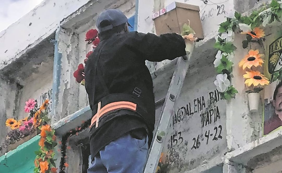 A cambio de una propina, personas con escaleras limpian las tumbas de los sitios más altos.Foto: Xóchitl Álvarez/EL UNIVERSAL