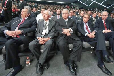 Ex gobernadores priístas lo arropan, entre ellos su padre