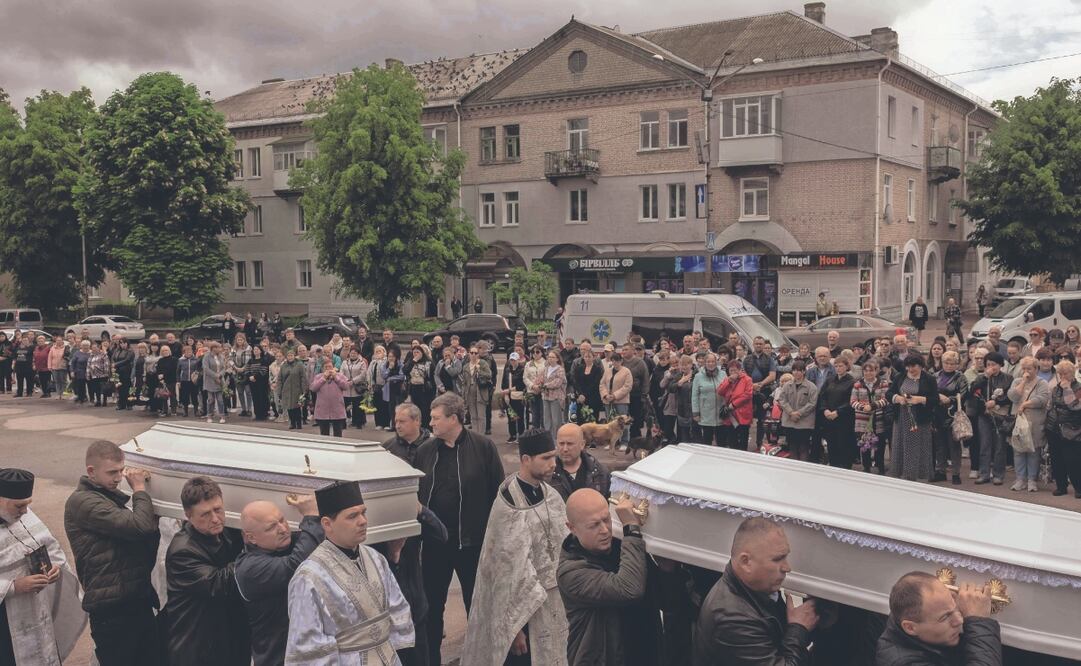 Funeral de Roman Martyniuk, de 17 años; su hermana Tamara Martyniuk, de 11, y su hermano Stanislav Martyniuk, de ocho, quienes murieron en un ataque de misiles rusos en Korostyshiv, región de Zhytomyr. Foto: Roman Pilipey/ AFP