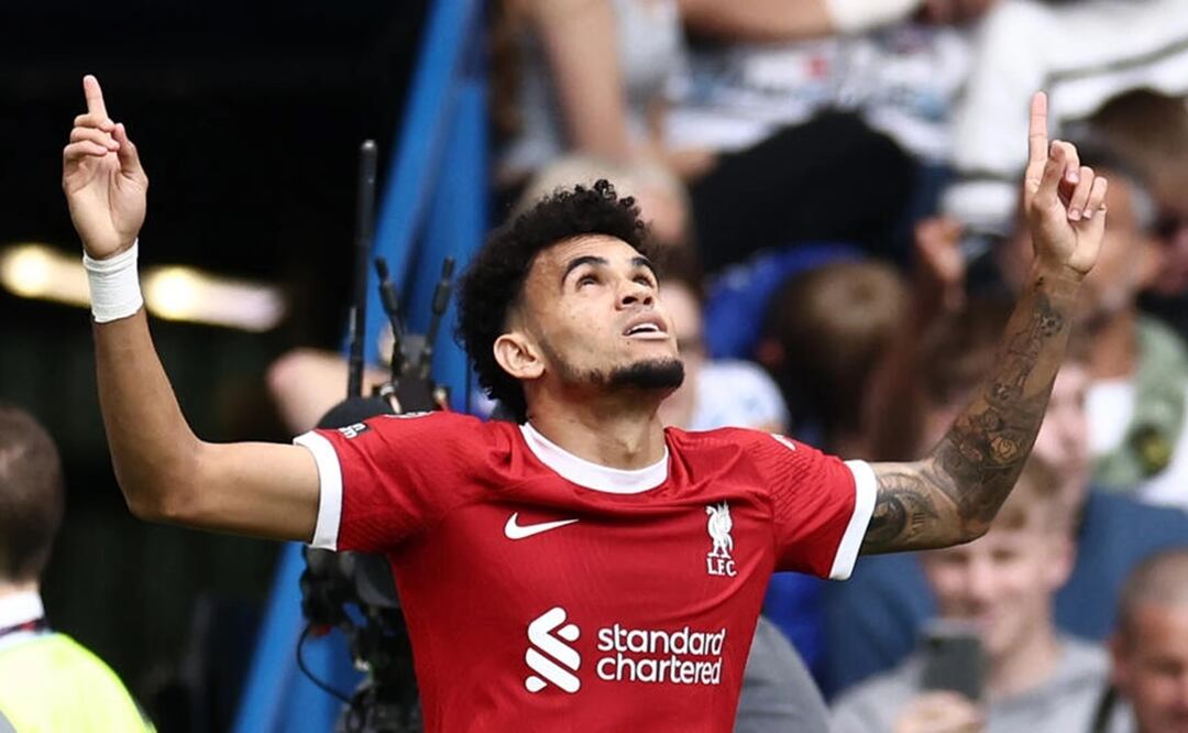 El delantero colombiano Luis Díaz celebra un gol del Liverpool ante el Chelsea durante un partido de la Premier League inglesa. Foto: AFP