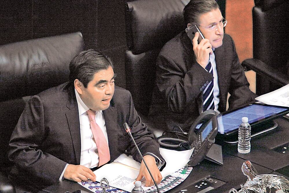 El presidente del Senado, Miguel Barbosa Huerta, turnó a comisiones la iniciativa de declarar el primer viernes de marzo de cada año como el Día Nacional de la Oratoria. A la derecha, el vicepresidente José Rosas Aispuro (PAN)