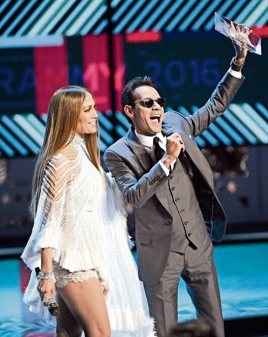 Lopez entregó a Marc el galardón a Persona del Año en los Latin Grammy (CHRIS PIZZELLO. AP)