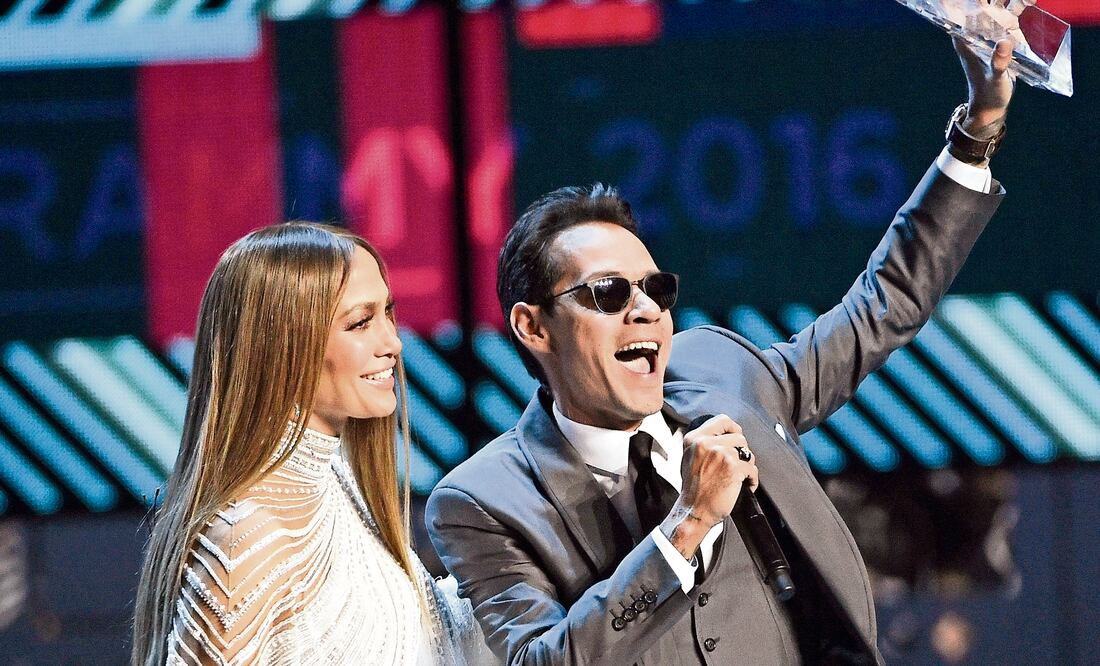 Lopez entregó a Marc el galardón a Persona del Año en los Latin Grammy (CHRIS PIZZELLO. AP)