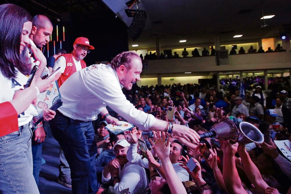 Santiago Taboada Cortina, candidato de oposición a la Jefatura de Gobierno, tuvo un encuentro con trabajadores de la Ciudad de México, a quienes les prometió mejorar las condiciones laborales. Foto: Especial