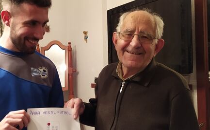 Emotivo gesto de un nieto para que su abuelo pueda ver el futbol