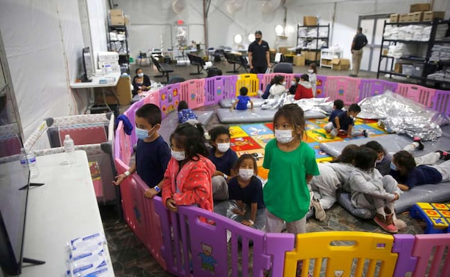 Niños migrantes en EU son detenidos por más tiempo del límite legal, admite ICE