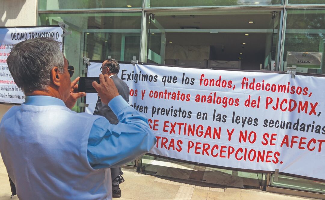 Trabajadores del Tribunal Superior de Justicia de la CDMX protestan por las afectaciones que tendrá la Reforma Judicial. Foto: de Axel Sánchez. EL UNIVERSAL