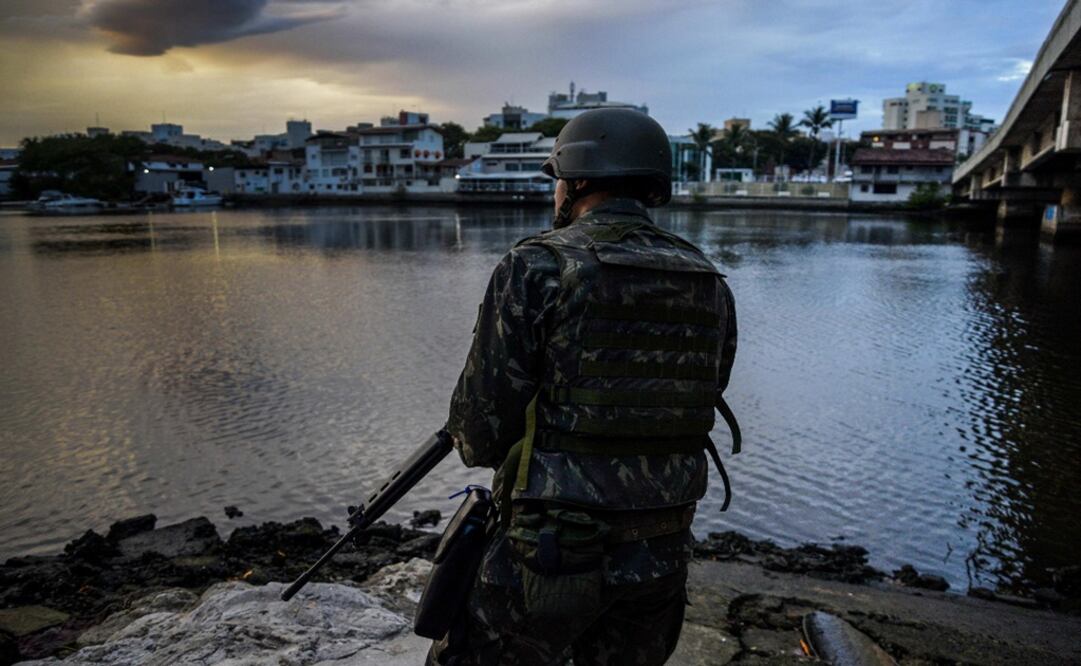 A Brazilian soldier patrols near the coast – Photo: Gabriel Lordello/EFE