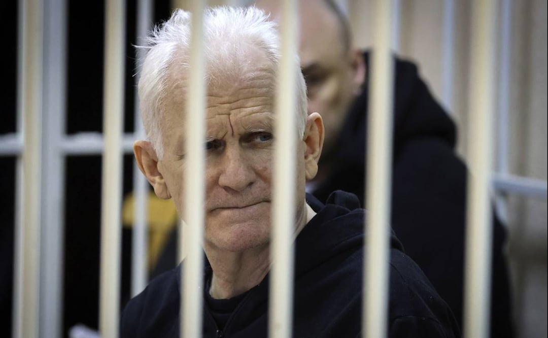 Alés Bialiatski, director del grupo bielorruso de derechos humanos Vyasna, en la zona de acusados durante un juicio en Minsk, Bielorrusia. FOTO: AP