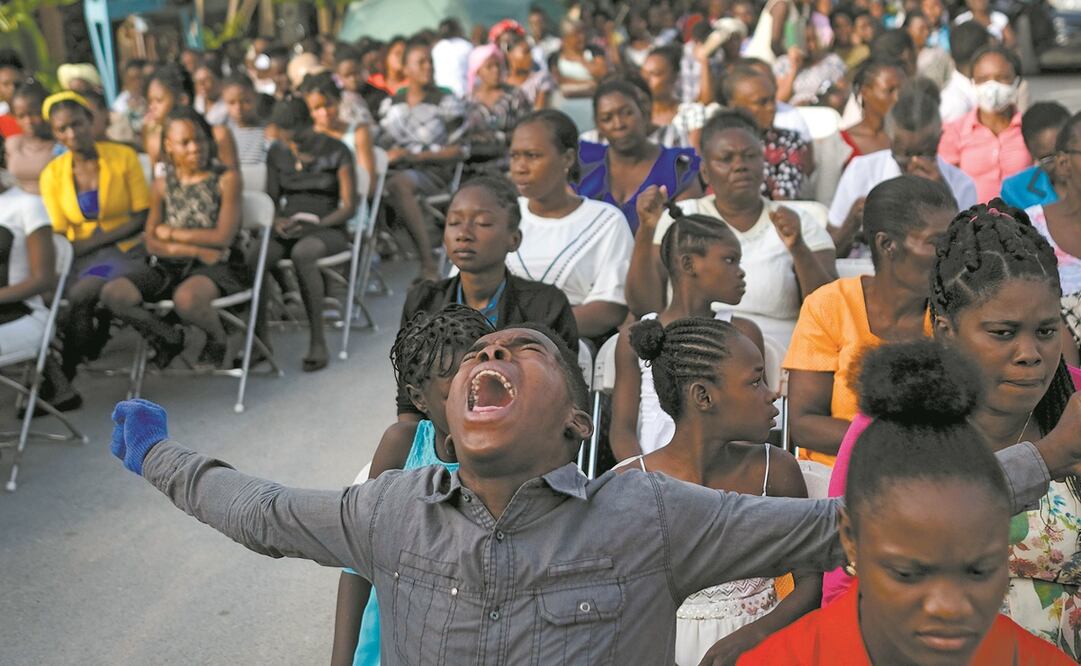 Un hombre grita “¡Aleluya!” durante una misa en un terreno cercano a una iglesia dañada en Les Cayes, Haití. Foto: Matias Delacroix/ AP.