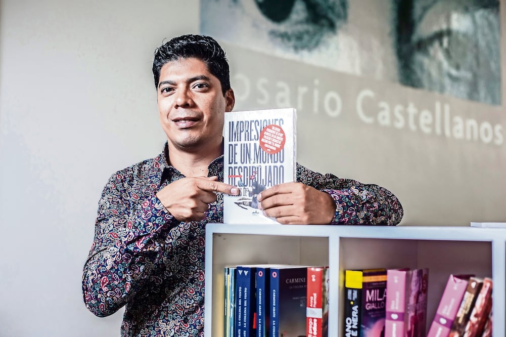 El artista trabaja un cartón de transición, el clásico de la vieja escuela, pero aderezado con un toque digital (YADÍN XOLALPA. EL UNIVERSAL)