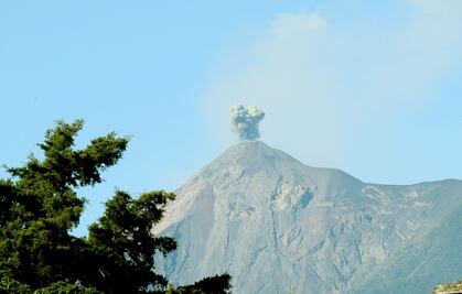 Desalojan comunidades en Guatemala por nueva erupción del volcán de Fuego