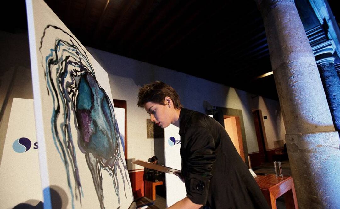 La artista plástica Elenna Fierro realizó  una obra de arte durante el evento que festejó los 25 años de Serficor, firma de banca de inversión en México. (FOTO: Alejandro Acosta / EL UNIVERSAL)