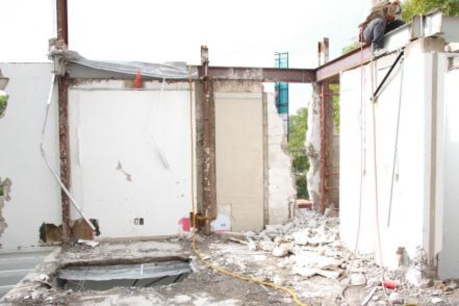 Demuelen tres pisos de inmueble construidos irregularmente en la Benito Juárez