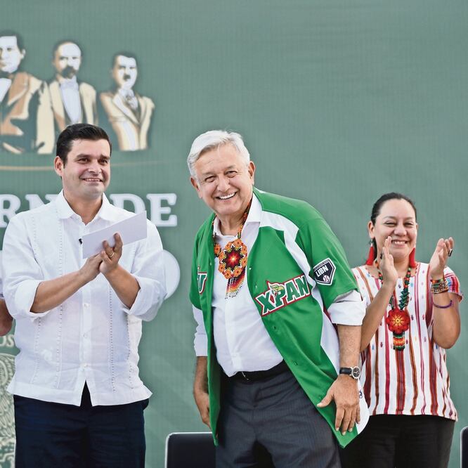 El presidente Andrés Manuel López Obrador, durante su visita a Tuxpan, Nayarit, con el gobernador Antonio Echevarría y el titular de Sedatu, Román Meyer (izq). (VALENTE ROSAS. EL UNIVERSAL)