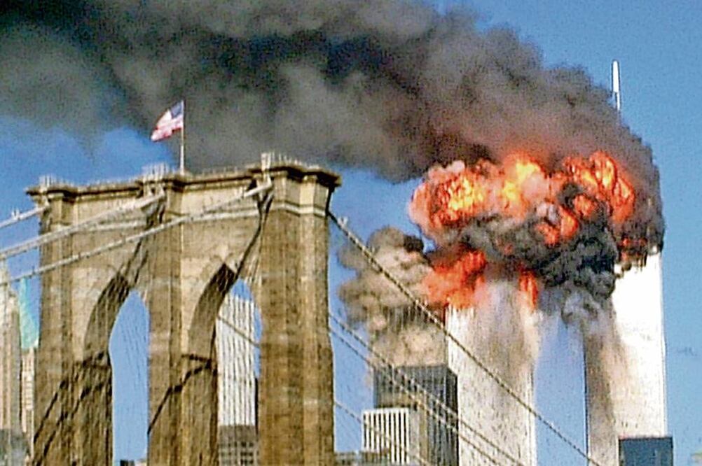 Las torres del WTC, atrás del Puente Brooklyn, arden en llamas, tras ser impactadas por dos aviones, el 11 de septiembre de 2001 (ARCHIVO. REUTERS)