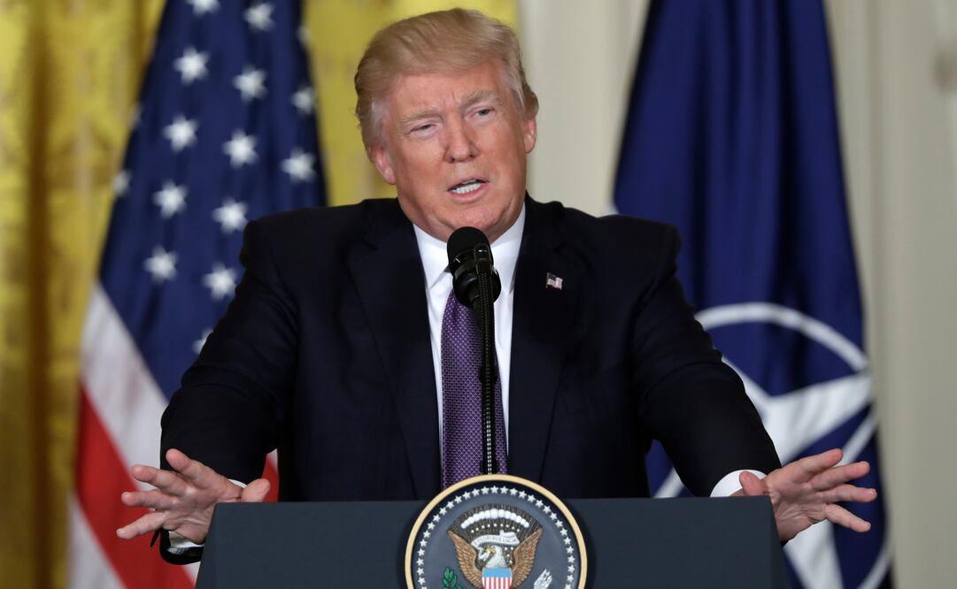 El presidente Donald Trump habla durante una conferencia de prensa con el secretario general de la OTAN, Jens Stoltenberg, en la Sala Este de la Casa Blanca en Washington. (Foto: AP)