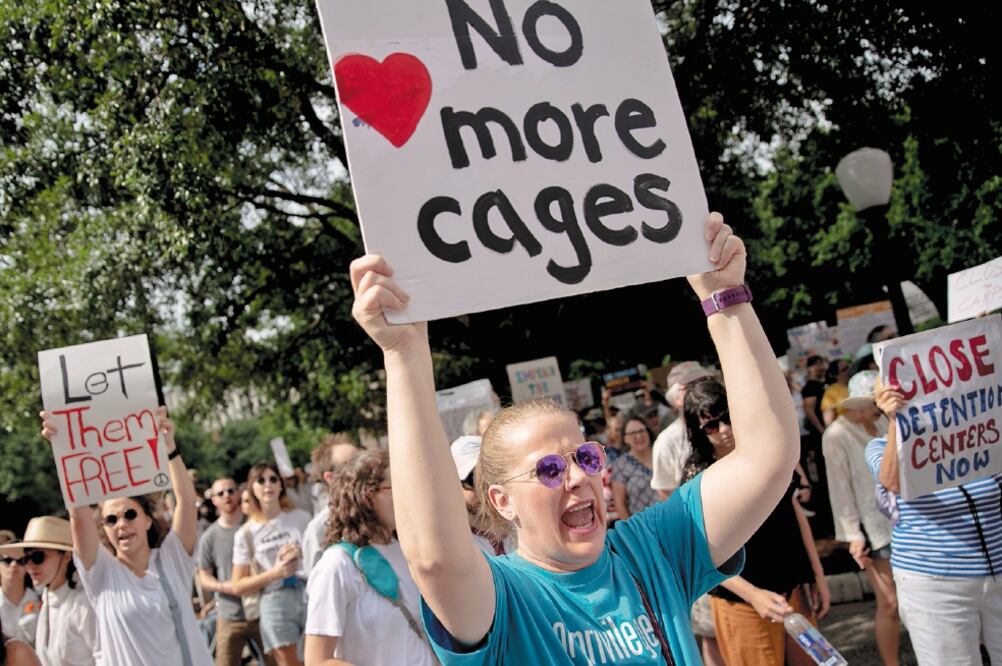 Protesta. Estadounidenses se manifestaron ayer contra la detención de niños migrantes, en Austin, Texas. Foto: NICK WAGNER. AP