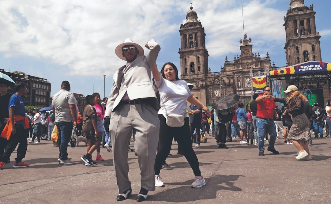 Fernando dijo que es la tercera vez que acude al baile de sonidero. Ayer optó por un traje gris con sombrero blanco, su favorito. Foto: Carlos Mejía/ EL UNIVERSAL