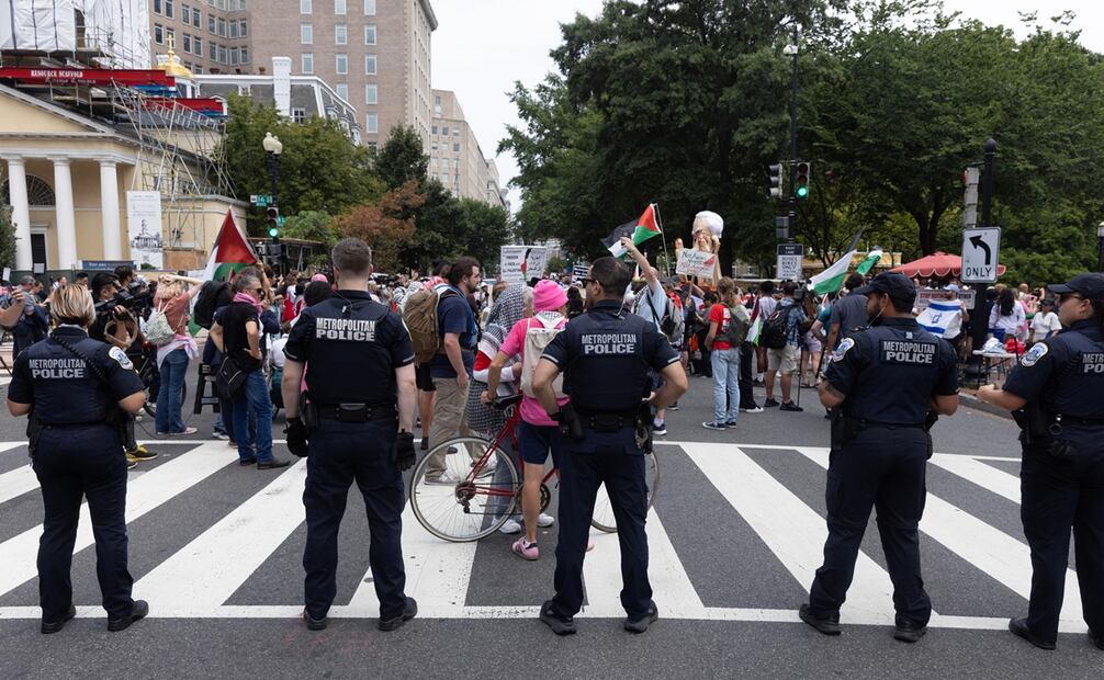 Mientras la policía despejaba el camino, los manifestantes marcharon por las calles de la ciudad hacia el complejo de monumentos National Mall, de Washington D.C. Foto: EFE/MICHAEL REYNOLDS