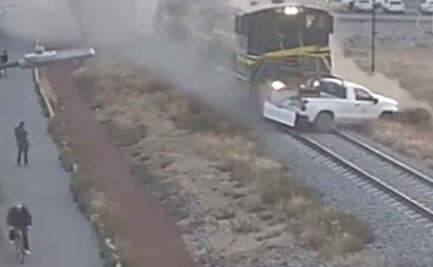 VIDEO: Tren embiste camioneta de la CFE por centro comercial Las Américas en Ecatepec