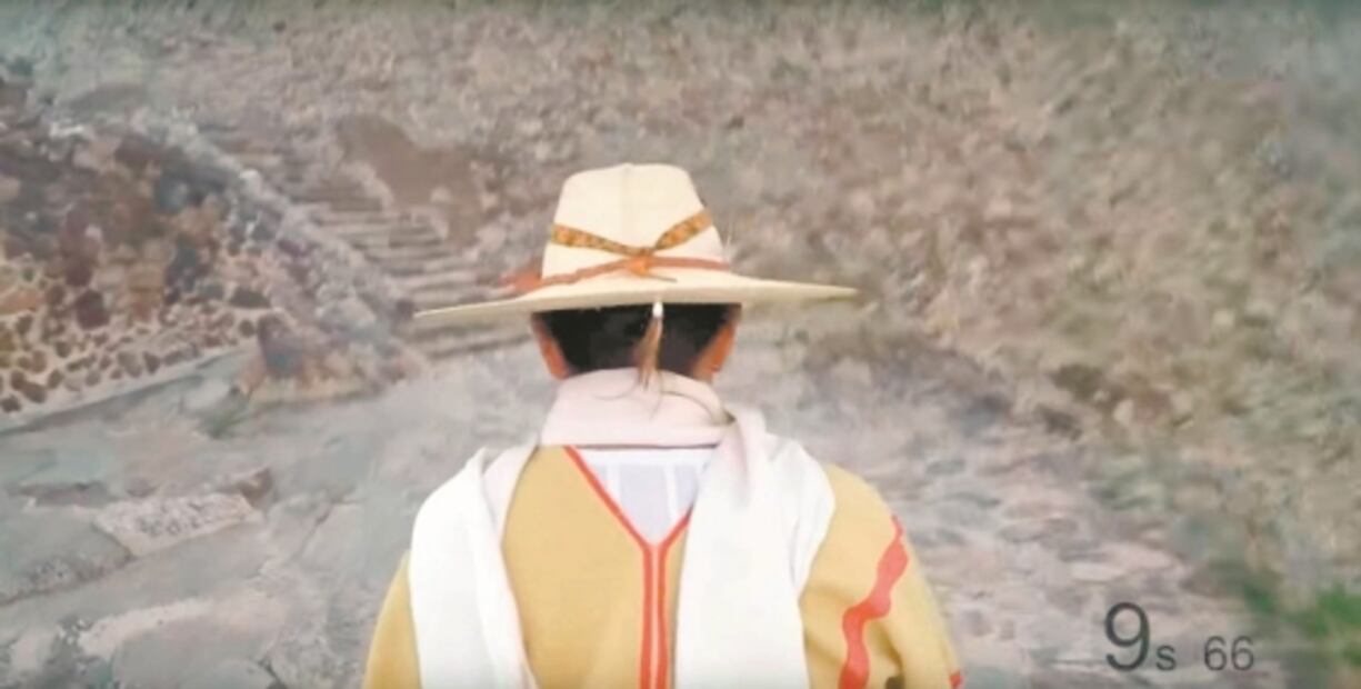 En la cima de la Pirámide del Sol, la senadora Jesusa Rodríguez hace propaganda política