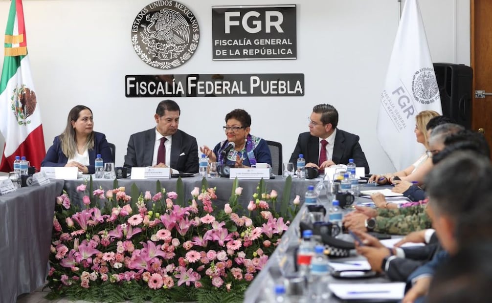 La fiscal Ernestina Godoy en su visita a las instalaciones de la Fiscalía Federal en Puebla. Foto: Especial