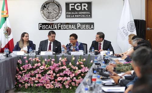 La fiscal Ernestina Godoy en su visita a las instalaciones de la Fiscalía Federal en Puebla. Foto: Especial