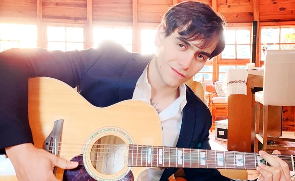 El paso inicial en esta carrera lo llevó con la publicación de su primer disco "Volaré". Foto: Instagram. @julian_f.f